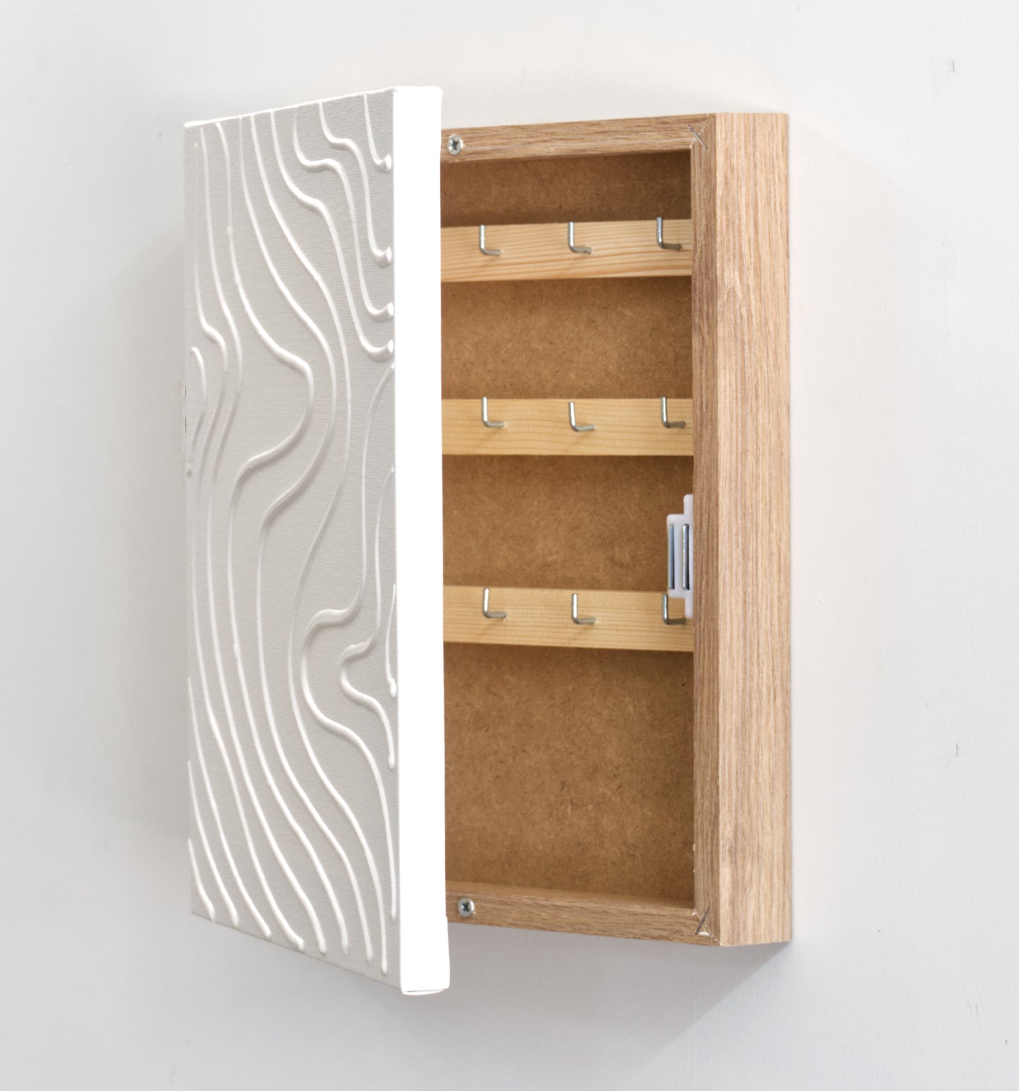 Armario para Llaves, Pintado a Mano, Ondas Blanco, con Relieve, Medidas 26x31x6 cm, 100% Original, Madera Clara, con 15 Ganchos, Incluye Tacos y Tornillos para la Pared