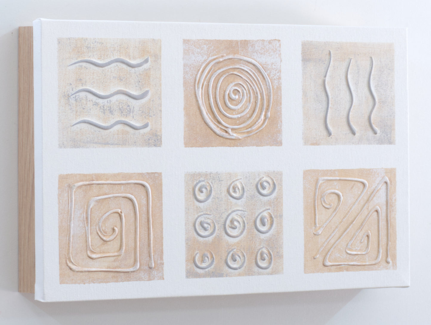 Tapa de Contador Pintada a Mano, 100% Original, en Madera Clara, Con Relieve, Incluye Tornillos y Tacos. Medidas: Interior 37x22x4cm Exterior 41x26x6cm