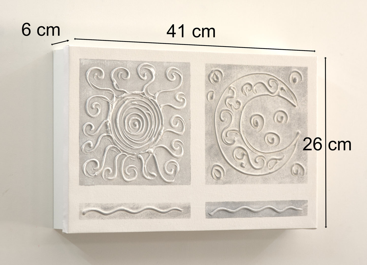 Tapa de Contador Pintada a Mano, 100% Original, Sol y Luna, En Gris y Blanco, Incluye Tornillos y Tacos. Medidas: Interior 37x22x4cm Exterior 41x26x6cm
