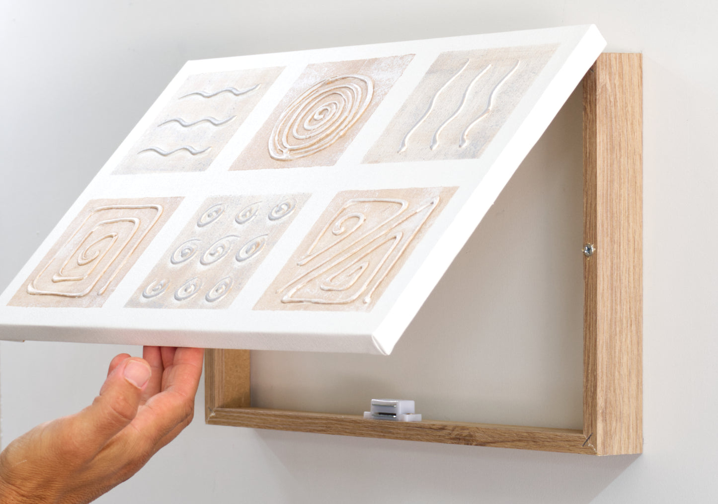 Tapa de Contador Pintada a Mano, 100% Original, en Madera Clara, Con Relieve, Incluye Tornillos y Tacos. Medidas: Interior 37x22x4cm Exterior 41x26x6cm