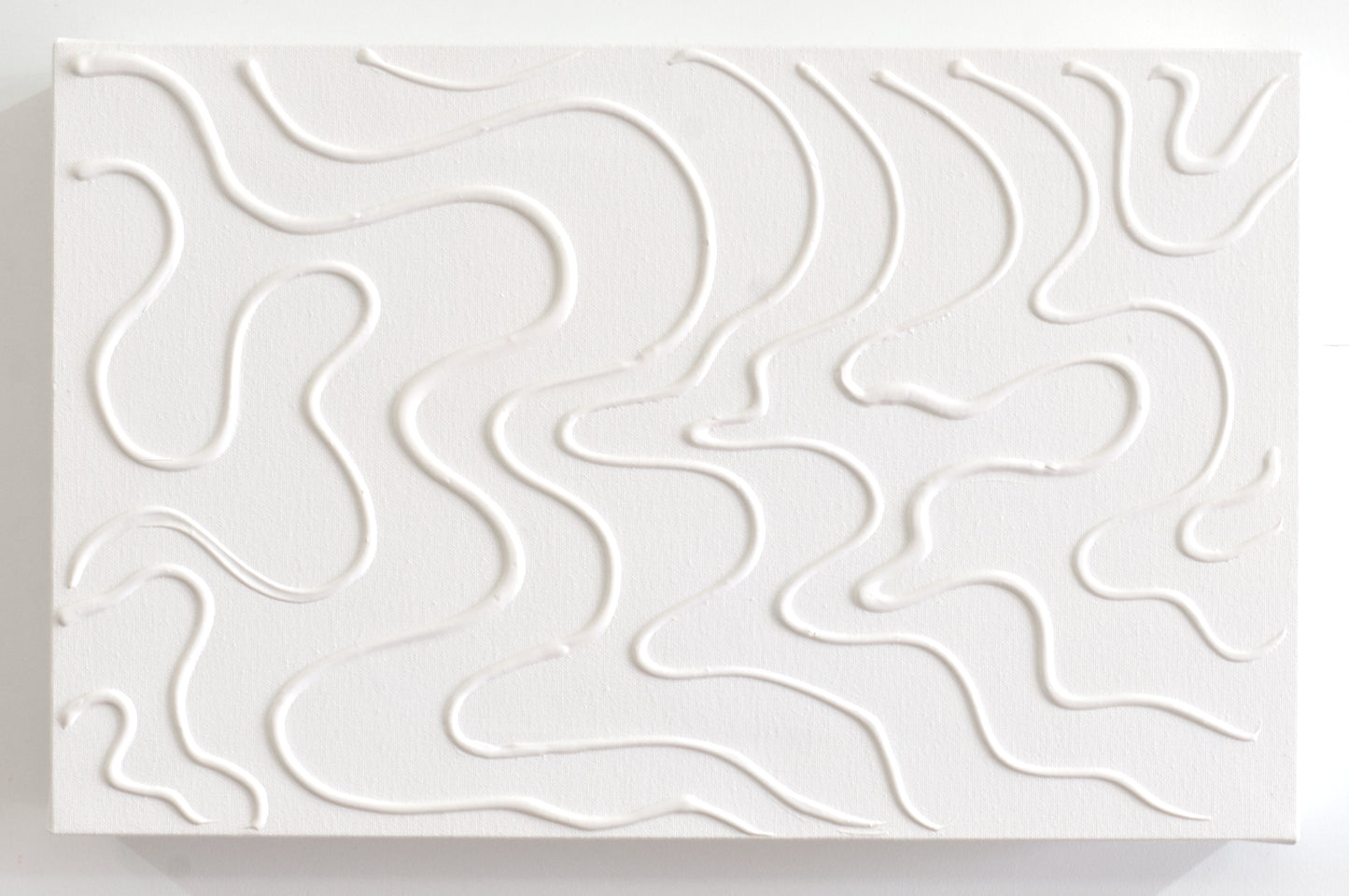 Tapa de Contador Pintada a Mano, Minimalista, 100% Original, Toda en Blanco, con Relieve, Incluye Tornillos y Tacos. Medidas: Interior 37x22x4cm Exterior 41x26x6cm