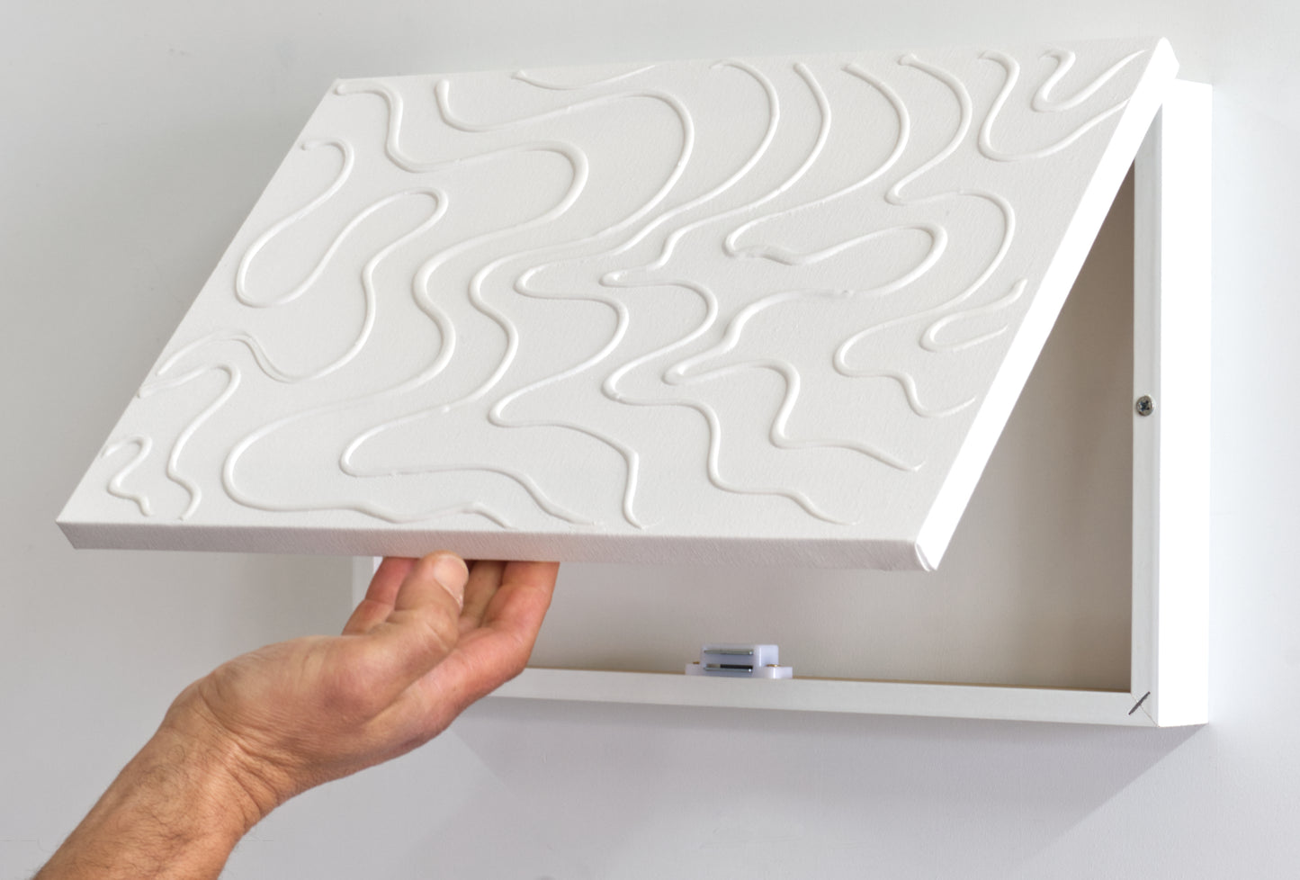 Tapa de Contador Pintada a Mano, Minimalista, 100% Original, Toda en Blanco, con Relieve, Incluye Tornillos y Tacos. Medidas: Interior 37x22x4cm Exterior 41x26x6cm