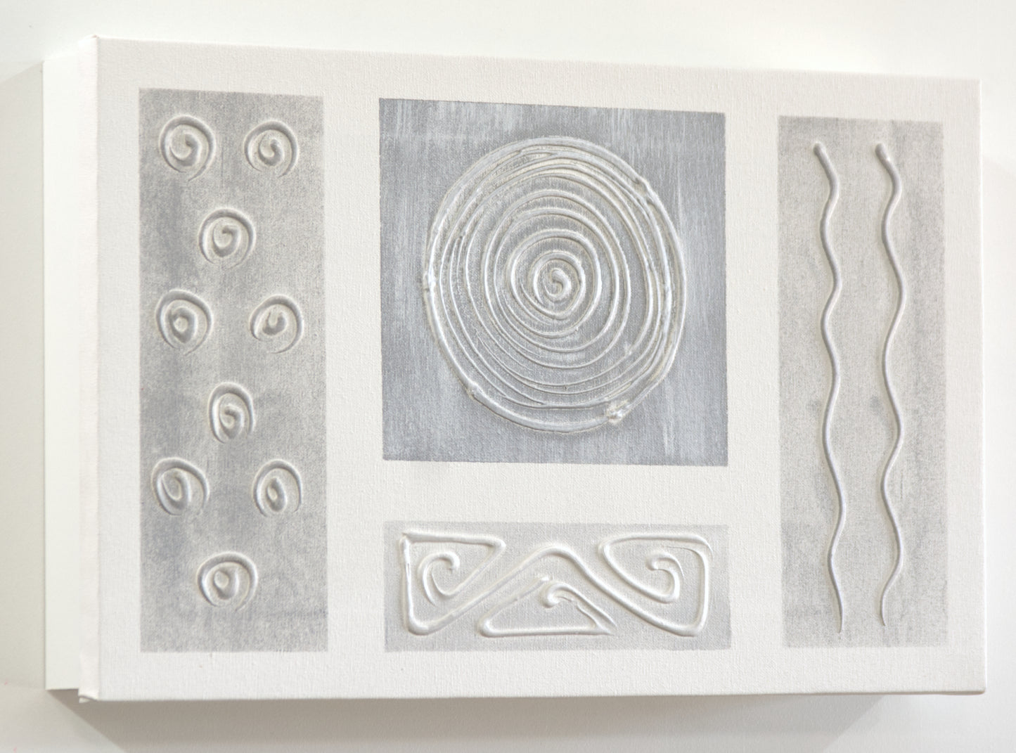 Tapa de Contador Pintada a Mano, 100% Original, Abstractoa Minimalista en Gris y Blanco. Incluye Tacos y tornillos, Medidas: Interior 37x22x4 cm Exterior 41x26x6 cm