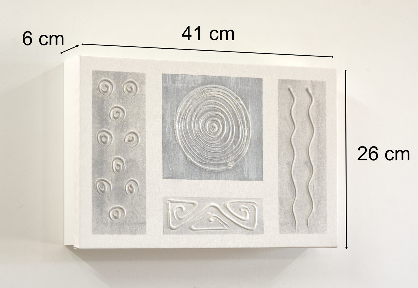 Tapa de Contador Pintada a Mano, 100% Original, Abstractoa Minimalista en Gris y Blanco. Incluye Tacos y tornillos, Medidas: Interior 37x22x4 cm Exterior 41x26x6 cm
