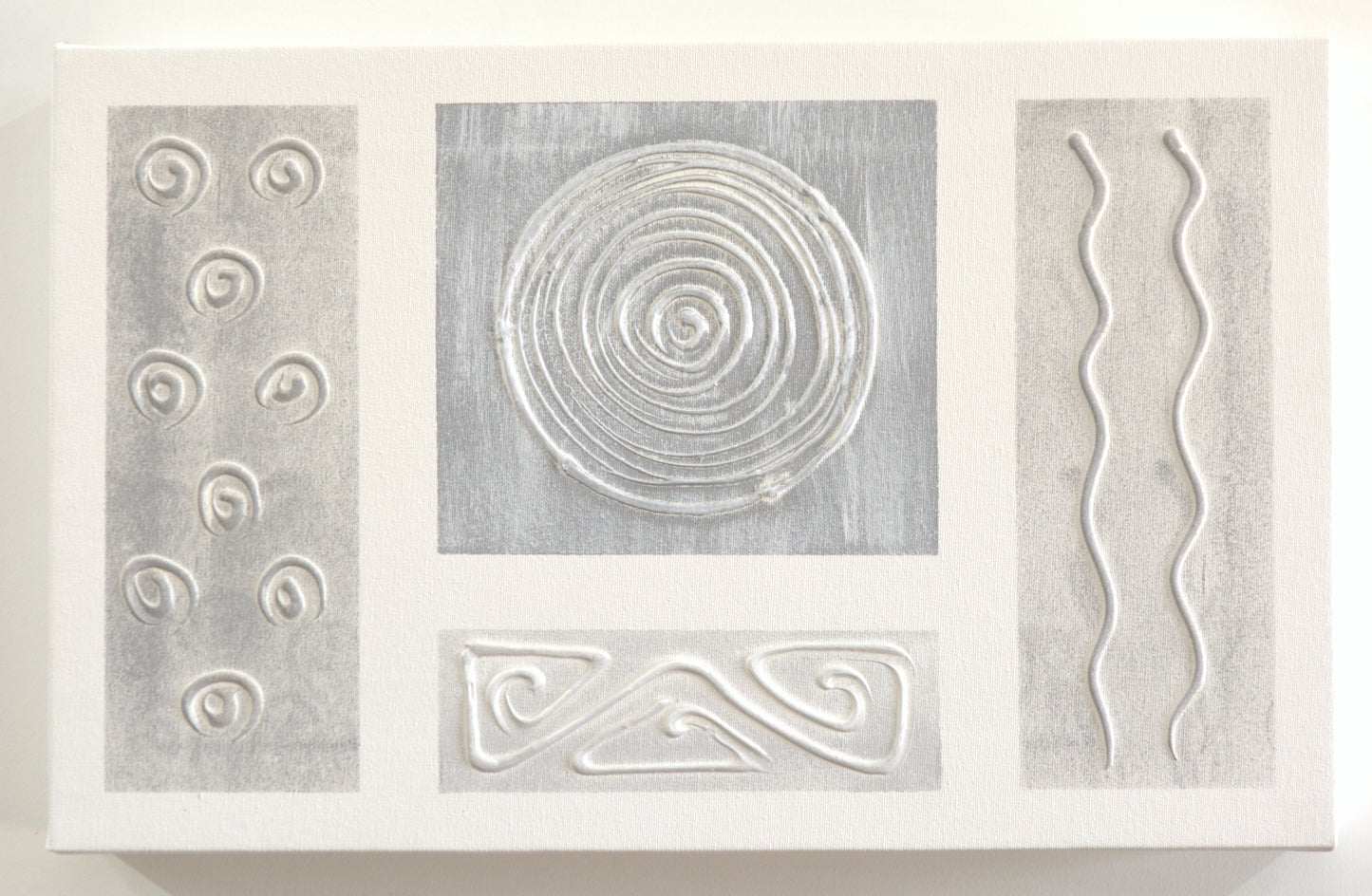 Tapa de Contador Pintada a Mano, 100% Original, Abstractoa Minimalista en Gris y Blanco. Incluye Tacos y tornillos, Medidas: Interior 37x22x4 cm Exterior 41x26x6 cm