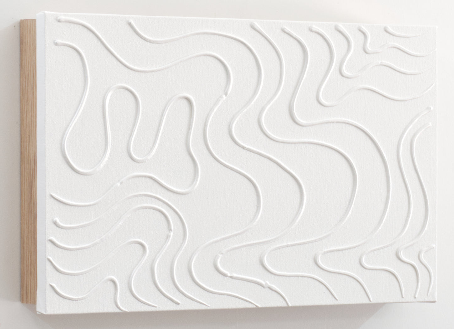 Tapa de Contador Pintada a Mano, 100% Original, en Madera Clara, Minimalista Ondas Blancas, Incluye Tornillos y Tacos. Medidas: Interior 37x22x4cm