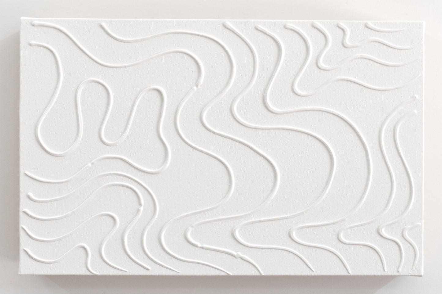 Tapa de Contador Pintada a Mano, 100% Original, en Madera Clara, Minimalista Ondas Blancas, Incluye Tornillos y Tacos. Medidas: Interior 37x22x4cm