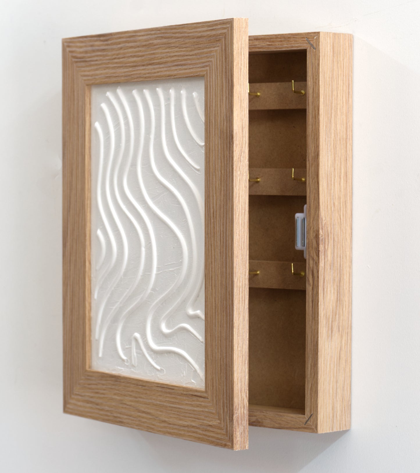Armario para Llaves, Pintado a Mano con Relieve, Medidas 26x31x6 cm, 100% Original, Madera Clara, con 15 Ganchos, Incluye Tacos y Tornillos