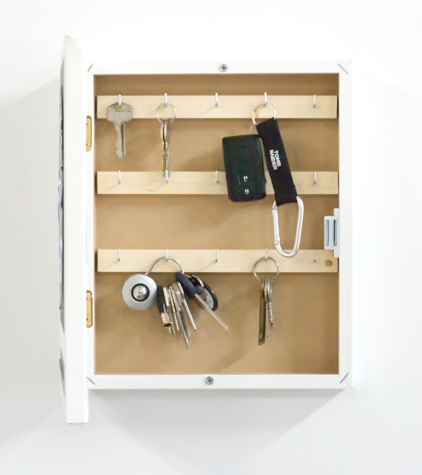 Armario para Llaves, Pintado a Mano, Todo en Blanco, con Relieve, Medidas 26x31x6 cm, 100% Orignal, con 15 Ganchos, Incluye Tacos y Tornillos para la Pared