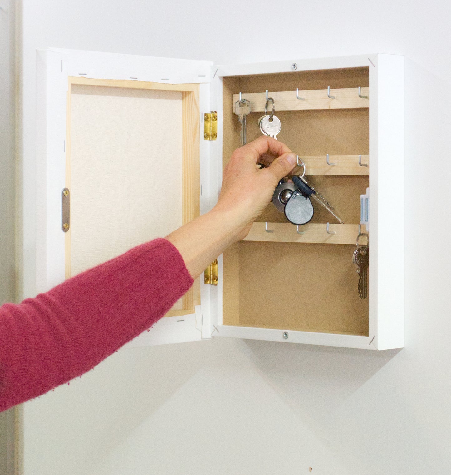 Armario para Llaves, Pintado a Mano, Todo en Blanco, con Relieve, Medidas 26x31x6 cm, 100% Orignal, con 15 Ganchos, Incluye Tacos y Tornillos para la Pared