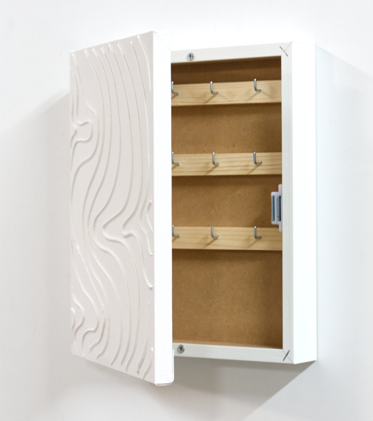 Armario para Llaves, Pintado a Mano, Todo en Blanco, con Relieve, Medidas 26x31x6 cm, 100% Orignal, con 15 Ganchos, Incluye Tacos y Tornillos para la Pared